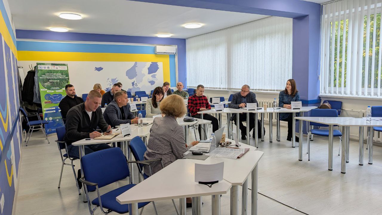 Breinstorminh uchasnykiv narady shchodo stvorennia innovatsiinoho Khabu Miskantus-fitotekhnolohii